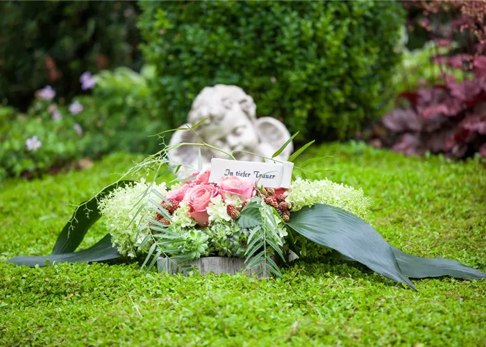 Mit Blumen die richtigen Worte bei der Trauerfeier finden